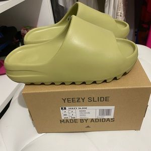 YEEZY SLIDE RESIN